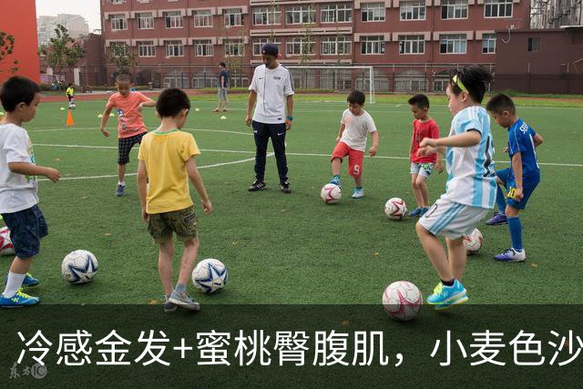 冷感金发+蜜桃臀腹肌，小麦色沙漏身材，海岸边走出的健身美人！